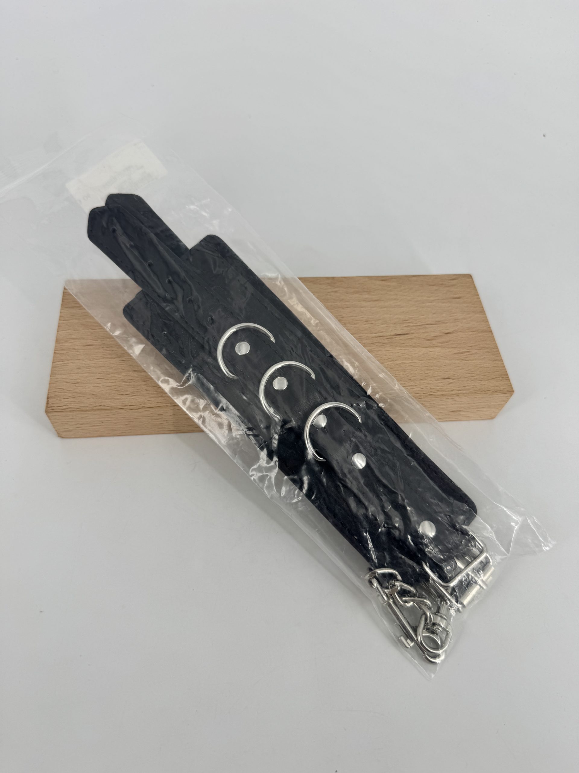 Menottes en cuir simili