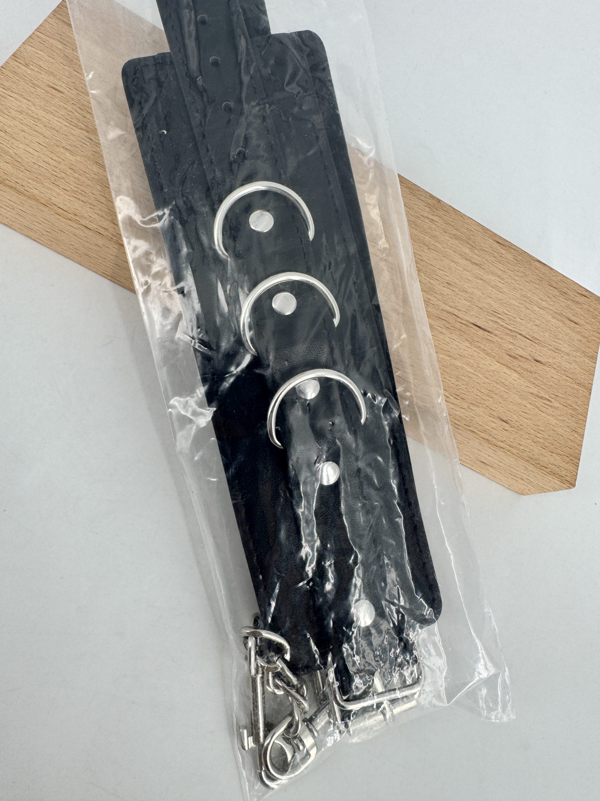 Menottes en cuir simili