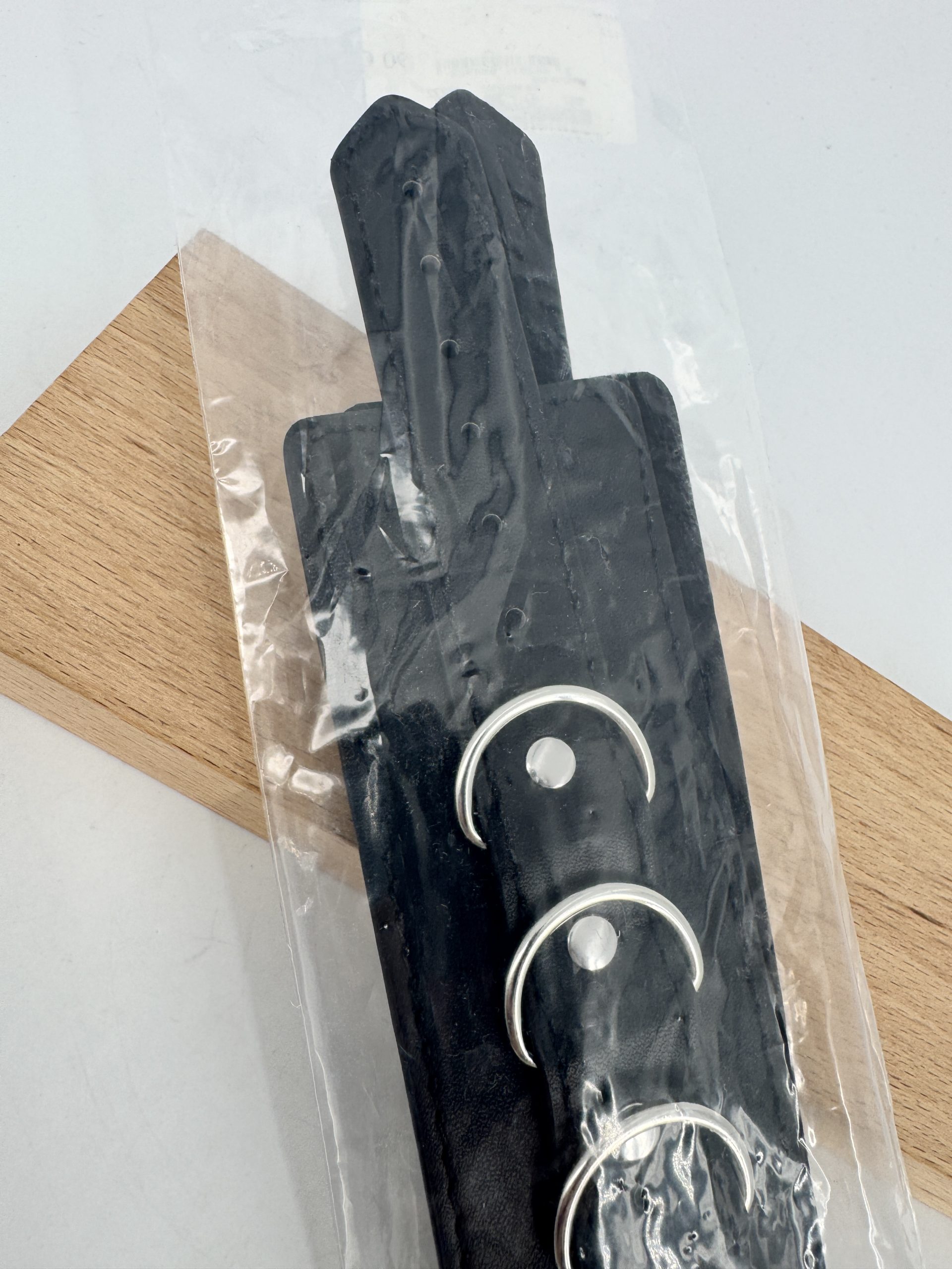 Menottes en cuir simili