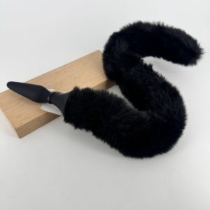 Plug noir queue de chat