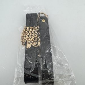Collier ras de cou noir à surpiqure et sa laisse à mousqueton avec rivets, boucle et anneau doré - Kinky Diva