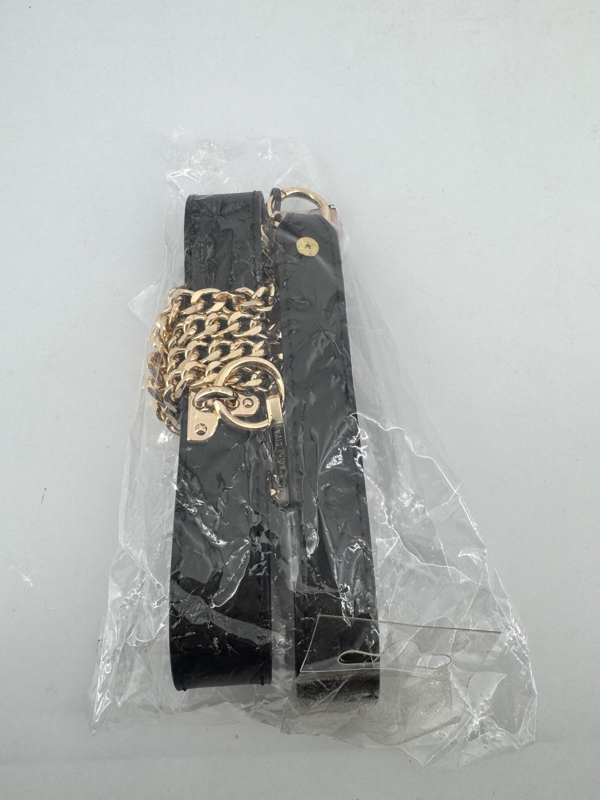 Collier ras de cou noir à surpiqure et sa laisse à mousqueton avec rivets, boucle et anneau doré - Kinky Diva
