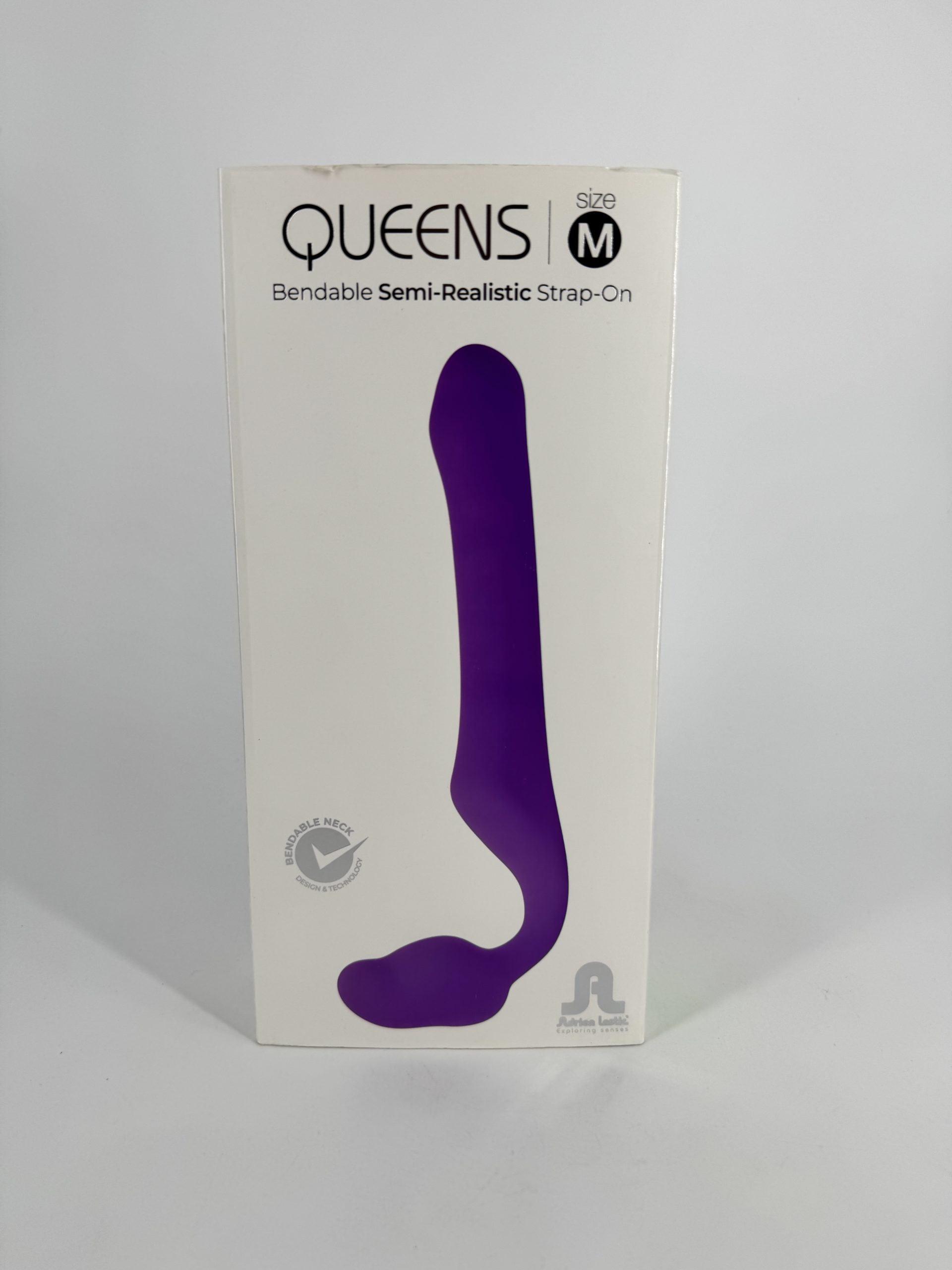 Le gode ceinture anatomique Queens, de la marque Adrien Lastic - taille M violet